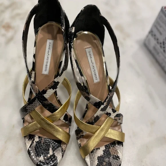 Designer DIANE vonFURSTENBERG DVF ibiza, gold/snow cheetah, lucite heel Sandal - Picture 2 of 8